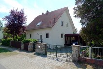 02 - Straßenansicht mit Zufahrt