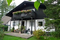 02 - Frontansicht mit Hauseingang u