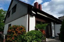 02 - Seitliche Hausansicht mit Terr