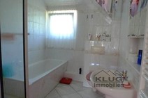 09 - Bad mit Wanne und Dusche im OG