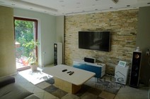 05 - TV Zimmer mit Leinwand und Sou