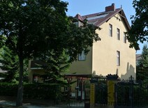 02 - Straßenansicht mit Carport und