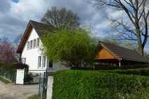 07 - Frontansicht mit Carport