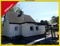 01 - Hausansicht mit Carport