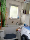 11 - Bad mit Badewanne und Fenster