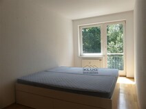 08 - Schlafzimmer mit Bett und Schr