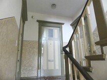 03 - Treppenhaus mit Wohnungstüren