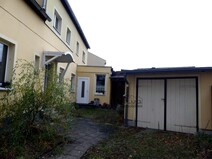03 - Hinterhof mit Garage und Eingä