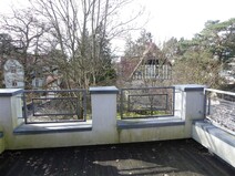 05 - Großer Balkon mit Grünblick