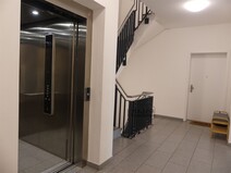 14 - Treppenhaus mit Fahrstuhl