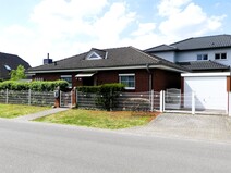 06 - Straßenansicht mit Eingang und