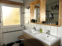 13 - Bad EG mit Waschbecken u. WC