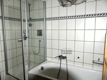 15 - Bad EG mit Wanne u. Dusche
