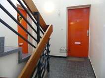 13 - Treppenhaus mit Wohnungseingan