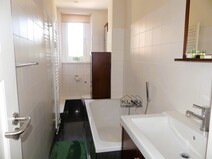 08 - Modernes Wannenbad-WC
