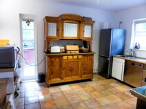 16 - Küche mit Geschirrschrank und