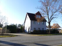 02 - Straßenansicht mit Auffahrt