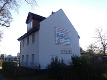 05 - Hausansicht mit Fassadenwerbun