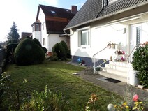 02 - Vorgarten mit Hauseingang