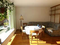 04 - Wohnzimmer mit Tisch