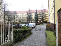 08 - Hofansicht mit KFZ-Stellplätze