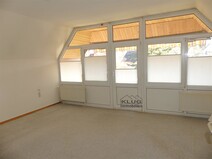 16 - Bild großes Zimmer mit Balkon