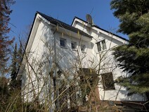 04 - Hausansicht mit Eingang