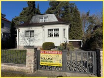 Frohnau! Massiver Bungalow mit ausgebautem Dachgeschoss, Vollkeller u. großer Garage