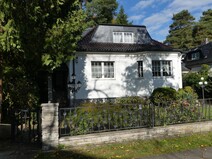 16 - Straßenansicht mit Eingang