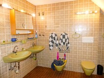 23 - Bad mit Waschbecken, WC u. Bid