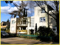 01 - Straßenansicht mit Hauseingang