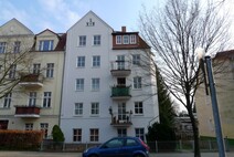 02 - Straßenansicht mit Balkon