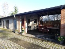 22 - Nebengebäude mit Garagen u. üb