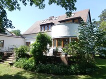 02 - Hausansicht mit Terrasse