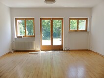 08 - Wohnzimmer mit Kamin und Ausga
