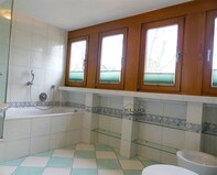 21 - Komfortbad WC mit Wanne, WC u.