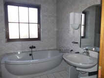 12 - Bad WC mit Badewanne und Dusch