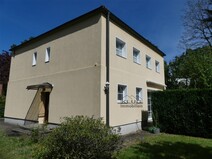02 - Hausansicht mit Eingang