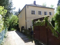 04 - Hausansicht mit Zufahrt