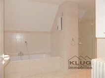 12 - Bild Bad mit Wanne und Dusche