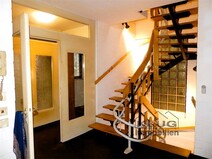 11 - Diele mit Treppenhaus