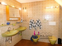 23 - Bad mit Waschbecken, WC u. Bid