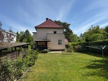 04 - Rückansicht mit Grundstück