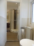 20 - Separates WC mit Durchgang zum