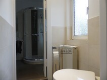 21 - Separates WC mit Durchgang zum