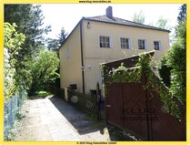 01 - Hausansicht mit Zufahrt
