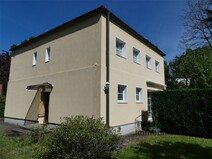02 - Hausansicht mit Eingang