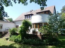 02 - Hausansicht mit Terrasse