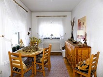 07 - Gut dimensioniertes Esszimmer