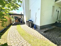16 - Einfahrt zum Carport